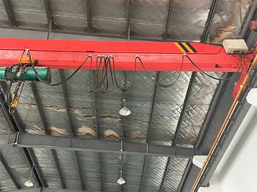 桥式起重机在露天使用的防风防雨改造